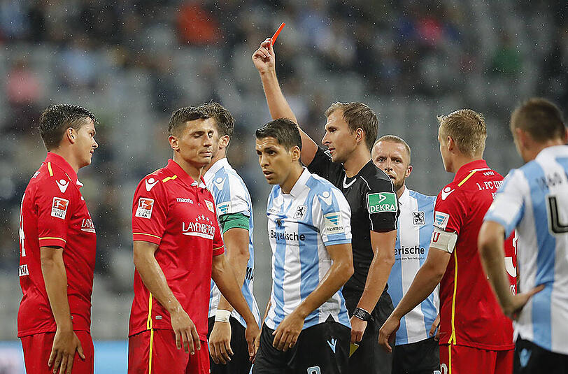 Schiedsrichter Florian Heft schickt Fabian Schönheim (ganz links) vom Platz.