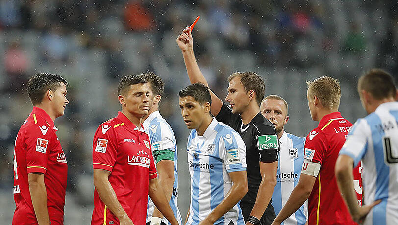 Schiedsrichter Florian Heft schickt Fabian Schönheim (ganz links) vom Platz. Schiedsrichter Florian Heft schickt Fabian Schönheim (ganz links) vom Platz.