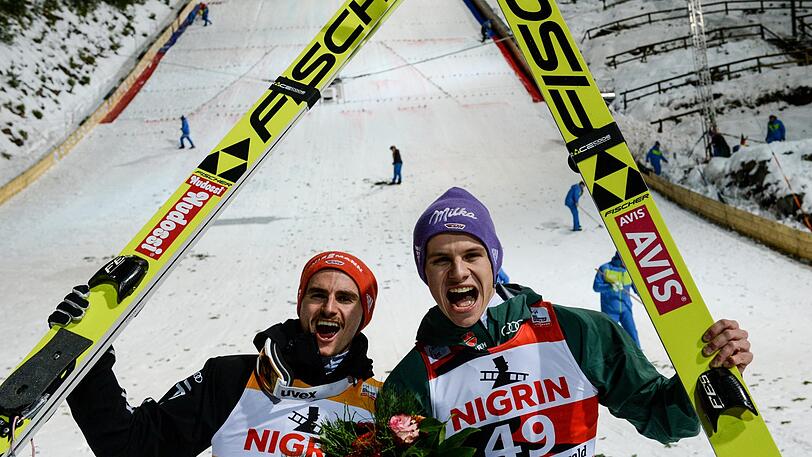 Die DSV-Adler gehen als Favoriten in die Vierschanzentournee: Im Bild Richard Freitag (l) und Andreas Wellinger.