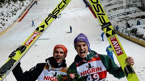 Die DSV-Adler gehen als Favoriten in die Vierschanzentournee: Im Bild Richard Freitag (l) und Andreas Wellinger.