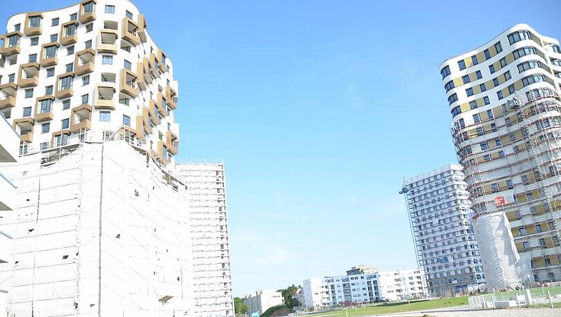 Auf dem ehemaligen Siemens-Geländ entsteht ein neues Wohnquartier. Die ersten Türme stehen schon. Auf dem ehemaligen Siemens-Geländ entsteht ein neues Wohnquartier. Die ersten Türme stehen schon.