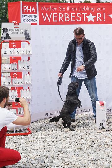Hündin &bdquo;Nelly&ldquo; (10) präsentiert mit Herrchen Martin einen Trick für den Casting-Fotografen.