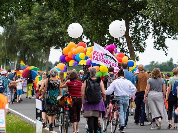 Die Parade zum Christopher Street Day (CSD) zog unter dem Motto "Aufstehen gegen Hass und Diskriminierung!" durch das Wendland.