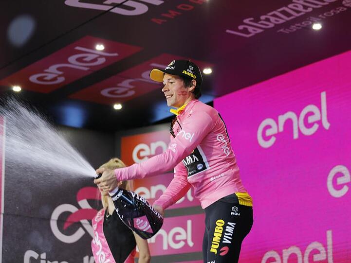 Primoz Roglic im Rosa Trikot des Giro-Spitzenreiters.