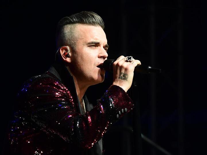 Robbie Williams will im nächsten Jahr ein Benefizkonzert geben.