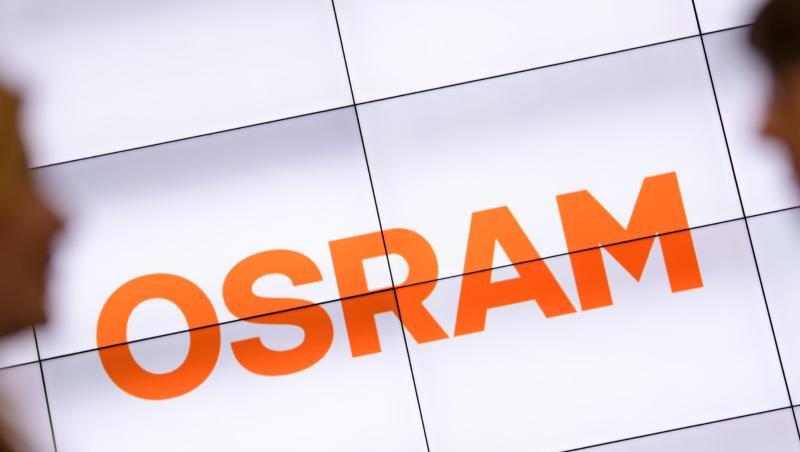 Zwei Silhouetten stehen neben dem Firmenlogo von Osram. Foto: Matthias Balk/Archivbild Zwei Silhouetten stehen neben dem Firmenlogo von Osram. Foto: Matthias Balk/Archivbild