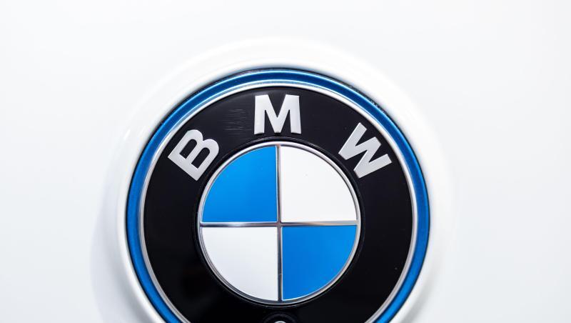 Das BMW-Herstellerlogo am Heck eines Autos.