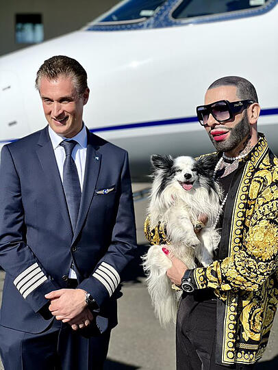 Airlines-Chef Daniel Rudas und Harald Glööckler mit Hund Billy King