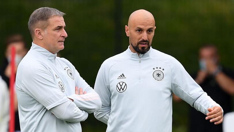 Der damalige Cheftrainer des Fußball-Olympiateams Stefan Kuntz (l) und sein damaliger Assistent Antonio Di Salvo.