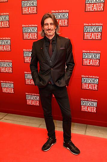 Enrique Gasa Valga lässt sich auf dem roten Teppich des Deutschen Theaters in München.