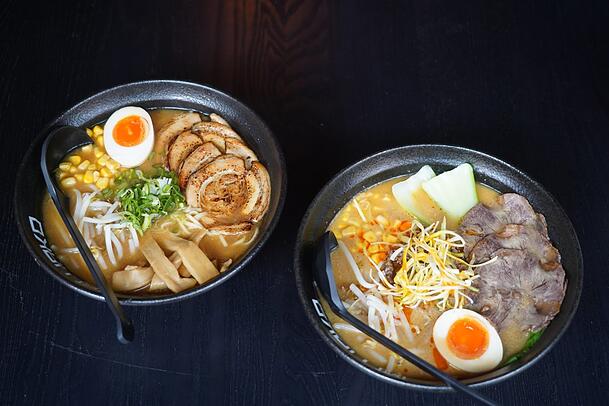 Neun verschiedene Varianten der Ramen stehen auf der Karte. Auch vier vegane Abwandlungen können bestellt werden. Neun verschiedene Varianten der Ramen stehen auf der Karte. Auch vier vegane Abwandlungen können bestellt werden.
