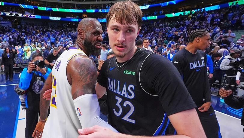 Cooper Flagg (r.) stellte Superstar LeBron James in den Schatten.