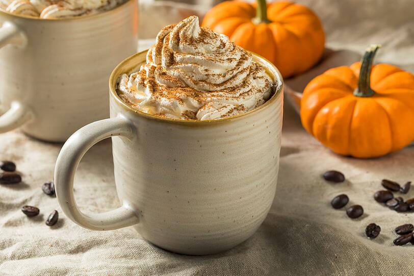 Auch ohne Espresso ist der Pumpkin Spice Latte ein Hit - und ideal f&uuml;r Kinder. Wer es vegan mag, ersetzt Kuhmilch einfach durch Mandeldrink. Statt Zucker k&ouml;nnen Sie auch einen Essl&ouml;ffel Ahornsirup verwenden und mit Vanilleextrakt verfeinern. Am besten genie&szlig;en Sie ihren selbstgemachten Pumpkin Spice Latte zusammen mit einer Zimtschnecke - das passt perfekt.