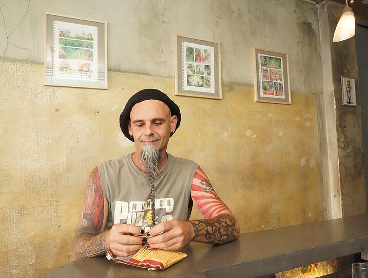 Beim Treffen mit Landy Landinger im Café Kosmos ist das Tatoo auf dem linken Arm noch frisch und nicht ganz fertig. Es soll mal Landingers Vorliebe für Japan ausdrücken.