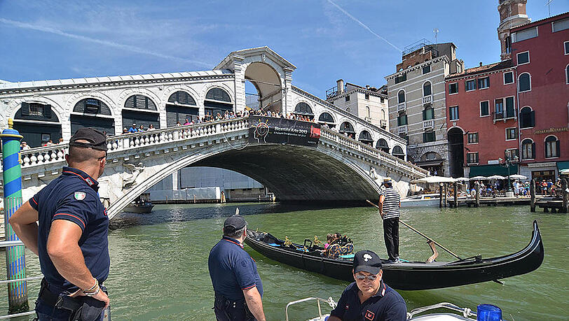 Bilder vom Unfalltag: Polizisten auf dem Canale Grande am 17.08.2013. (Archivbild) Bilder vom Unfalltag: Polizisten auf dem Canale Grande am 17.08.2013. (Archivbild)