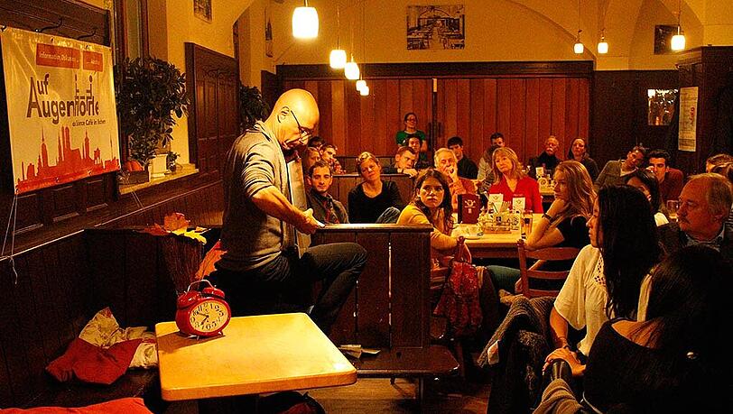 Beim Science Café wird erklärt und diskutiert. Beim Science Café wird erklärt und diskutiert.