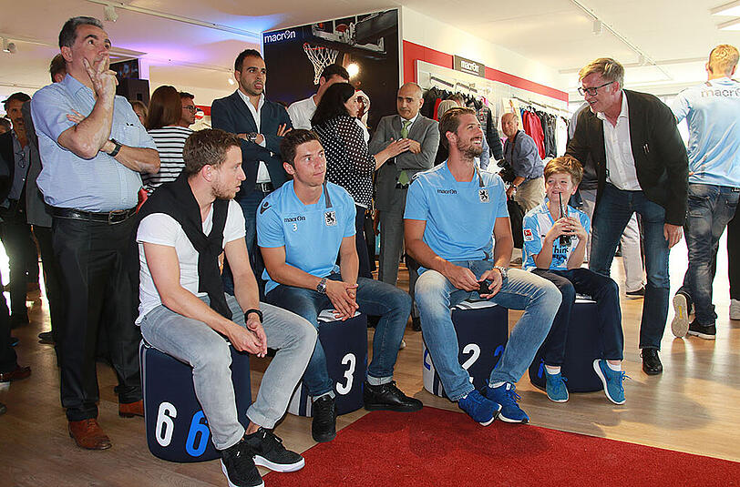 Maxi Wittek (m.) und Jan Mauersberger bei der Trikot-Präsentation in Putzbrunn.