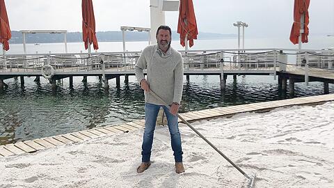 Meer geht nicht: Ugo Crocamo verteilt den frisch angelieferten Karibik-Sand im Beach Club am Starnberger See.