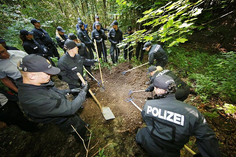Rund 150 Einsatzkräfte durchsuchten am Freitagvormittag den Truderinger Wald bei Waldperlach.