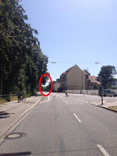 Ein Mann auf einem Kran hält die Münchner Einsatzkräfte in Atem. Die Bilder