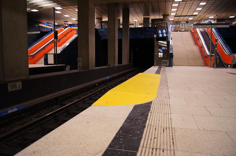 Am Scheidplatz wurde es einem Fahrgast zu viel. Er verfrachtete die renitente Obdachlose aus der U-Bahn.