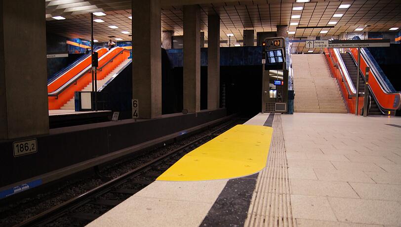 Am Scheidplatz wurde es einem Fahrgast zu viel. Er verfrachtete die renitente Obdachlose aus der U-Bahn. Am Scheidplatz wurde es einem Fahrgast zu viel. Er verfrachtete die renitente Obdachlose aus der U-Bahn.