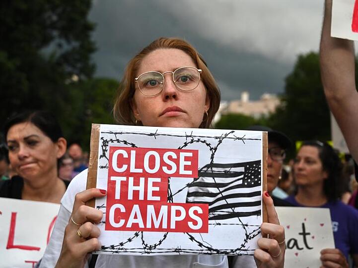 "Close The Camps", steht auf vielen Protestschildern von Demonstranten, die die Schließung der Migrantenlagern vor dem Weißen Haus in Washington einfordern.