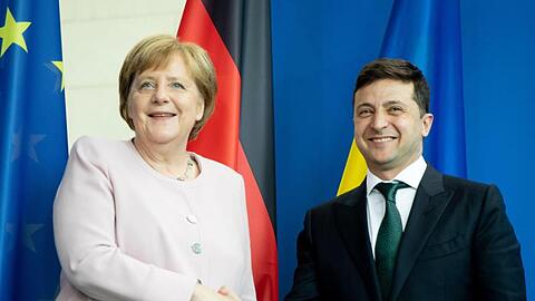 Bundeskanzlerin Angela Merkel und der ukrainische Präsident Wolodymyr Selenskyj reichen sich nach einer Pressekonferenz die Hände.