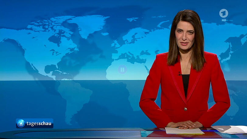 Das Videostandbild zeigt wie die Hamburgerin Linda Zervakis hat am Montagabend in der ARD-"Tagesschau" zum letzten Mal die aktuellen Nachrichten präsentiert. Das Videostandbild zeigt wie die Hamburgerin Linda Zervakis hat am Montagabend in der ARD-"Tagesschau" zum letzten Mal die aktuellen Nachrichten präsentiert.