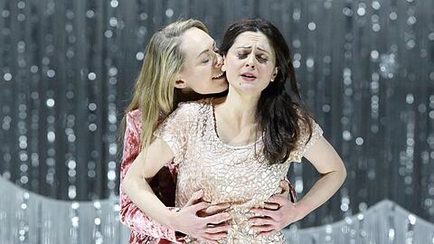 Elena Tsallagova und Angela Brower als Fuchspaar in Barrie Koskys Inszenierung im Nationaltheater.