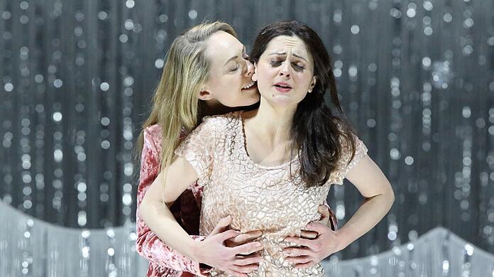 Elena Tsallagova und Angela Brower als Fuchspaar in Barrie Koskys Inszenierung im Nationaltheater.
