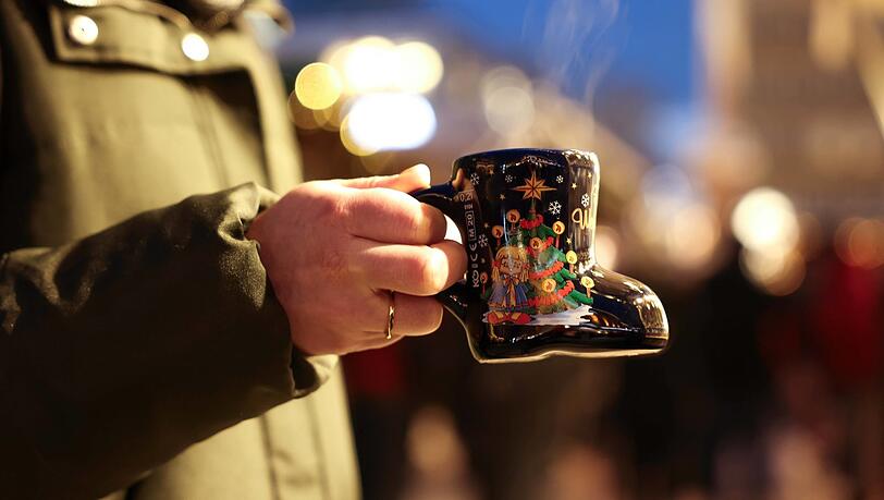 Schmeckt gut, hat aber viel Zucker: Ein Glühwein auf einem Münchner Christkindlmarkt.