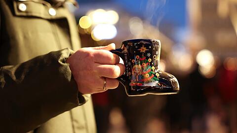 Schmeckt gut, hat aber viel Zucker: Ein Glühwein auf einem Münchner Christkindlmarkt.