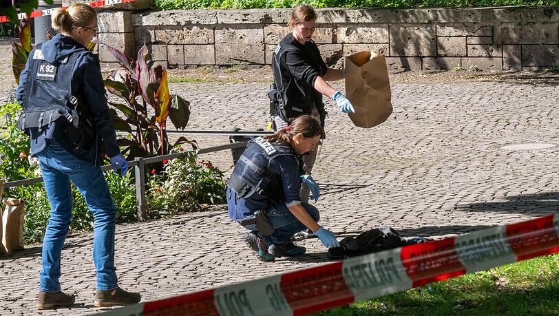 Polizistinnen und Polizisten sicherten am Mittwoch Spuren am Tatort.