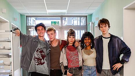 F&uuml;nf Patientinnen und Patienten, die mit der Zeit zu Freunden werden (von links): Elias (Voicu Dumitras), Philipp (Jona Levin Nicolai), Charlie (Greta Kr&auml;mer), Nora (Mariama Jobe) und Yannik (Yoran Leicher).