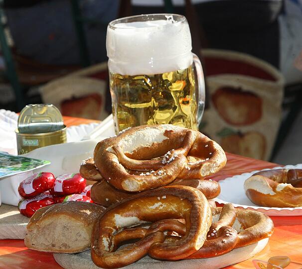 BAYERISCHE BROTZEIT ZUBEREITEN: Analog zum Biergartenbesuch gehört es einfach zum Repertoire, Radi, Obatzda und Wurstsalat richtig zubereiten zu können. Überigens sollte jeder Münchner auch ein Schweinsbraten-Rezept drauf haben.
