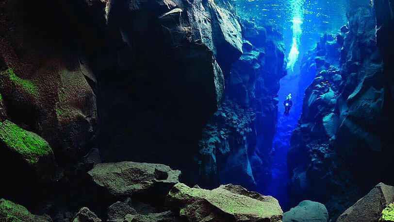 Silfra-Spalte, Island: Hier ist der perfekte Ort, um die Bewegungen der tektonischen Platten zu erleben. Am Almannagjá Canyon im Nationalpark Thingvellir können Besucher von der Eurasischen auf die Nord-amerikanische Platte laufen.