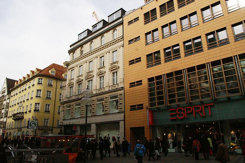 Ein Dieb, der eine Jacke in einem Geschäft in der Kaufingerstraße gestohlen hatte, konnte auf der Flucht von zwei Kaufhausdetektiven gefasst werden.