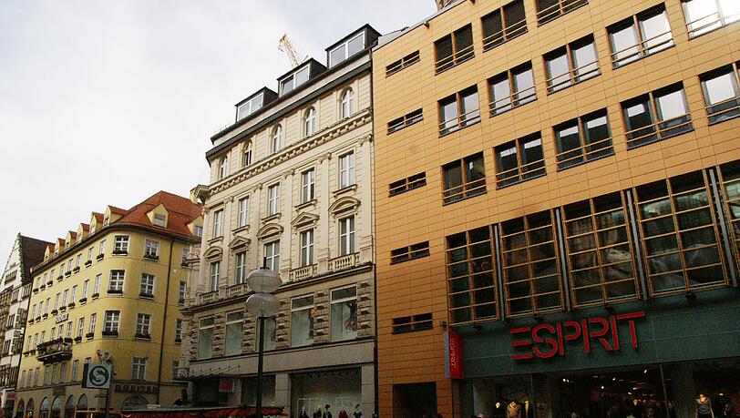 Ein Dieb, der eine Jacke in einem Geschäft in der Kaufingerstraße gestohlen hatte, konnte auf der Flucht von zwei Kaufhausdetektiven gefasst werden. Ein Dieb, der eine Jacke in einem Geschäft in der Kaufingerstraße gestohlen hatte, konnte auf der Flucht von zwei Kaufhausdetektiven gefasst werden.