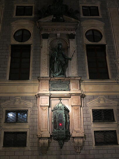 Aber sollte nicht eigentlich die Statue über dem ewigen Licht angestrahlt werden?