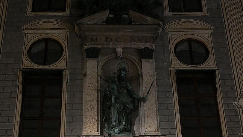 Aber sollte nicht eigentlich die Statue über dem ewigen Licht angestrahlt werden? Aber sollte nicht eigentlich die Statue über dem ewigen Licht angestrahlt werden?