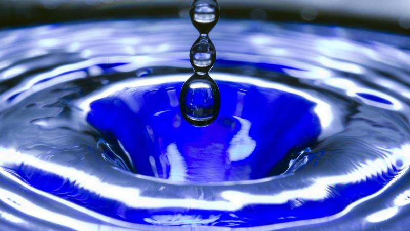 Ein Wassertropfen fällt in eine blaue Wasserschüssel. Foto: Jens Büttner/zb/dpa/Archivbild Ein Wassertropfen fällt in eine blaue Wasserschüssel. Foto: Jens Büttner/zb/dpa/Archivbild