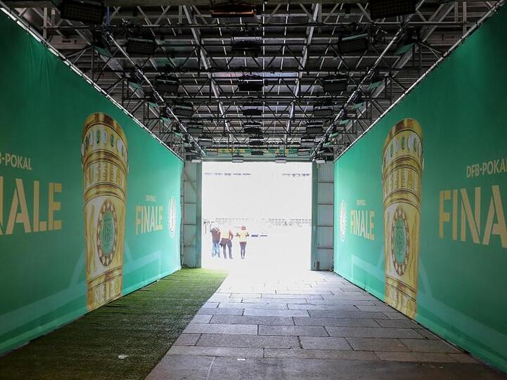 Der Blick in den Spielertunnel des Berliner Olympiastadions.