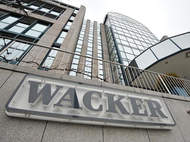 Das Firmenlogo der Wacker Chemie AG vor der Firmenzentrale. Foto: Andreas Gebert/dpa/Archivbild