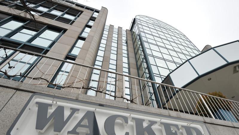Das Firmenlogo der Wacker Chemie AG vor der Firmenzentrale. Foto: Andreas Gebert/dpa/Archivbild Das Firmenlogo der Wacker Chemie AG vor der Firmenzentrale. Foto: Andreas Gebert/dpa/Archivbild