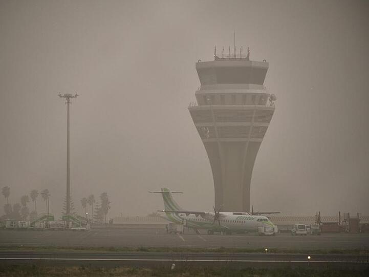 Der Flughafen Santa Cruz de Tenerife. Der Sandstorm bringt den Flugverkehr auf den kanarischen Inseln weiterhin durcheinander.