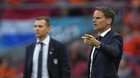 Der niederländische Trainer Frank de Boer (r) und der ukrainische Coach Andrej Schewtschenko.