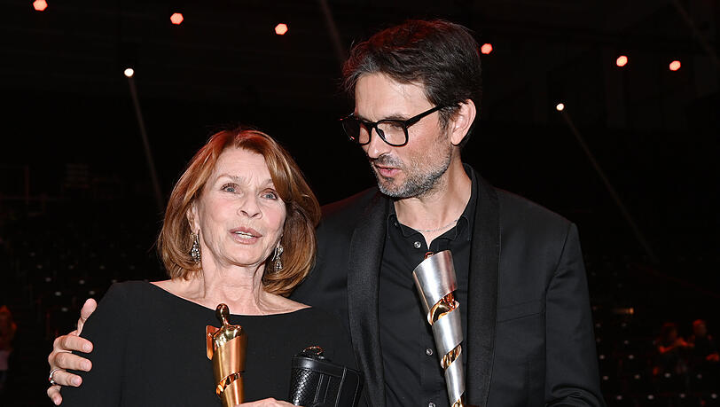 Ehrenpreisträgerin Senta Berger mit Sohn Simon Verhoeven. Der Regisseur bekam die Lola für den besucherstärksten Film ("Nightlife"). Ehrenpreisträgerin Senta Berger mit Sohn Simon Verhoeven. Der Regisseur bekam die Lola für den besucherstärksten Film ("Nightlife").