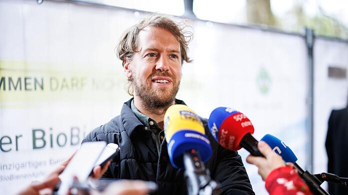 Sebastian Vettel, Rennfahrer, spricht.