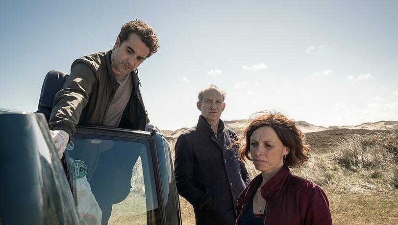 "Nord Nord Mord: Sievers und der erste Schrei": Hinnerk Feldmann (Oliver Wnuk, l.), Carl Sievers (Peter Heinrich Brix) und Ina Behrendsen (Julia Brendler) ermitteln im Mordfall einer toten Hebamme.